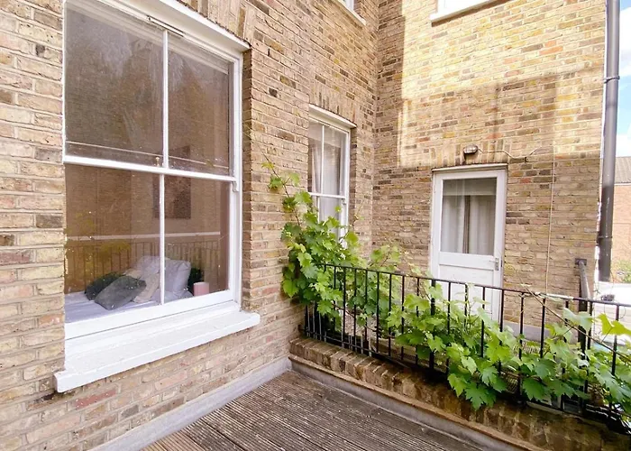 Uk Chaps Retreat: Balcony Apartment